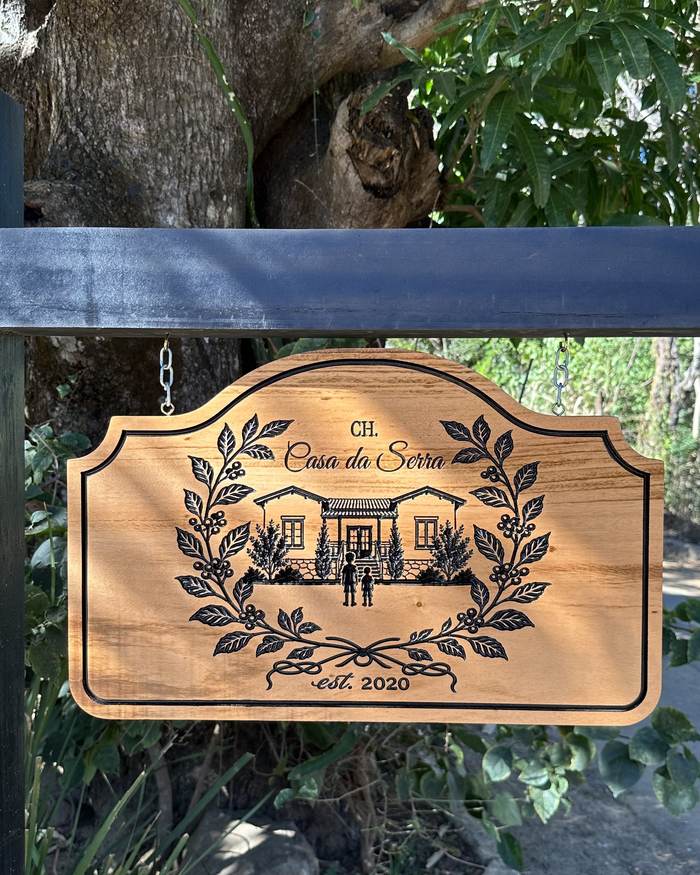 Placa entalhada Casa da Serra na entrada da propriedade