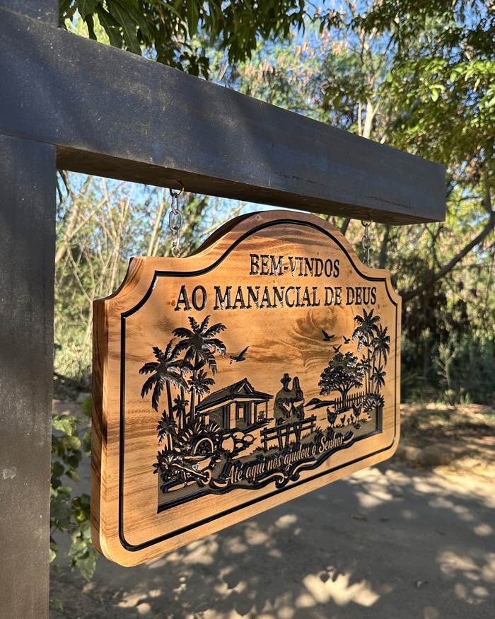 Placa Manancial de Deus vista em ângulo, mostrando o entalhe