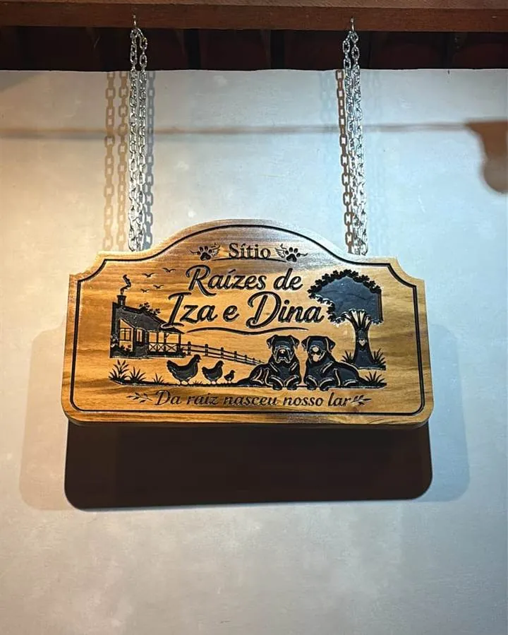 Placa Sítio Raízes de Iza e Dina instalada na casa da cliente